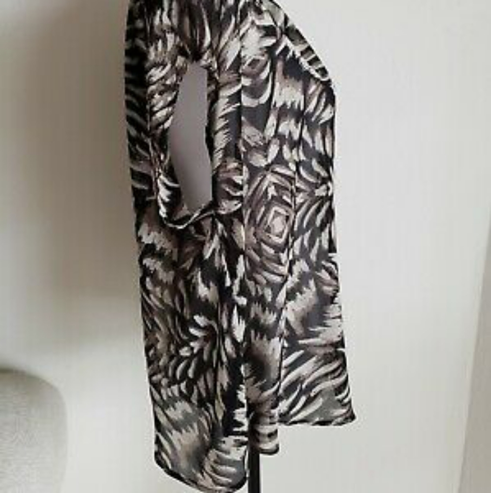 ♠️SOLD♠️Torrid's AbstractCriss-cross Open Back Top - Picture 9 of 11